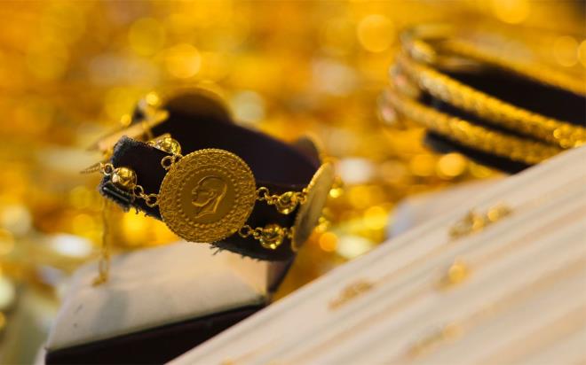 Tera Yatrm Ekonomisti Enver Erkan'n tahmini:<br>  *&#8220;Hisse senetlerinde bir dzeltme yaklayor, muhtemelen bunu da ABD&#8217;de seim fiyatlamas ile beraber greceiz. Negatif reel faiz oranlar ve bata ABD Merkez Bankas (Fed) olmak zere merkez bankalarnn genilemesini srdrecei beklentileri geni perspektifte de altn ve gmte daha yksek seviyeler greceimize iaret ediyor&#8221;