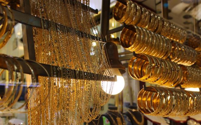 2 bin dolar aar 2500 olur mu?<br>  Commonwealth Bank of Australia'nn Madencilik ve Enerji Emtia Aratrmalar Direktr Vivek Dhar, cari ivmenin srmesiyle birlikte spot altn fiyatnn birka ay iinde 2 bin dolar/ons seviyesini geeceini dndklerini syledi.<br>    -"Burada asl soru, rallinin 2 bin dolar sonrasnda ne kadar devam edecei" diye konuan Dhar, ABD'nin faizleri sfrn altna indirmesine yol aacak bir durum ortaya kmas halinde altn fiyatnn 2500 dolar/ons gibi seviyeleri grebileceini dndn vurgulad. Uluslararas piyasalarda spot altn sabah saatlerinde 1.944 dolar/ons seviyesinin test edilmesi sonrasnda u sralarda 1939,02 dolar/ons seviyesinden ilem gryor.