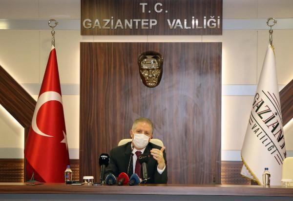 18 bin kii karantina altnda  <br>  Gaziantep'te pandemi srecinde 9 bin kiinin koronavirs tedavisi grerek salna kavutuunu ve halen 18 bin kiinin de karantinada olduunu dile getiren Davut Gl, "Gnlk ortalama 1500 test yapyoruz. stenirse bu sayy artrabiliriz. Karantinada olan insanlarmz da yakndan takip ediyor, ihtiyalarn karlyoruz. Karantina kuraln ihlal eden kiilere 3 bin 150 lira idari para cezas yazyoruz. kinci kez ihlalde bulunan alp yurda yerletiriyor ve hakknda da su duyurusunda bulunuyoruz. Bugne kadar 9 bin civarnda iyileen hastamz oldu. Saylarn dmesi lazm ve makul seviyeye gelmesi lazm" dedi.