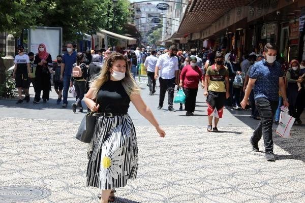 Yzde 10 kamu yzde 90 vatanda    <br>Trkiye'de vakalarn ykseldii dnemde Gaziantep'te vaka saysnn arttn, ancak lke genelinde d yaanrken kentte ykselie getiini de dile getiren Vali Gl, "u anda nfus oranna, ehir gstergelerine baknca vaka saymz fazla. Bu konuda da vaka saysn azaltmak adna hepimizin dnmesi lazm. Kurallara uymadka darda bir kiinin bizleri koruma veya kurtarma ihtimali yok. Koruyucu ve nleyici tedbir almamz gerekiyor. 2,5 milyon insan polis veya jandarma ile koruyamayz. Hastal engelleyecek tedbirlerin uygulanmasnda kamunun etkisi yzde 10 olabilir. Ama bu yzde 90 vatandan iradesi ile mmkn' eklinde konutu.
