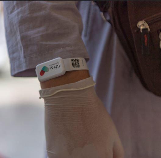 Sk nlemler alan Suudi yetkililer, hac srasnda Kbe'ye dokunmann ve yaklamann yasak olduunu aklad. Mslmanlara maske, seccade, emsiye, anta gibi sterilize edilmi malzemeler datld. Maske takan hac adaylar, sosyal mesafeye uyarak Kabe&#8217;yi tavaf etti.