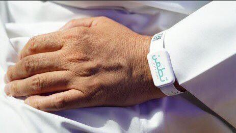 Salk ekipleri, bileklikler sayesinde Hac ibadeti yapan Mslmanlarn salk durumlarn ve gittii yerleri dikkatli bir ekilde inceleyebilecek. Elektronik bilekliklerde hac ibadeti ve namaz vakitleri gibi farkl dillerde bilgiler de yer alyor.