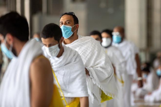 Suudi Arabistan Hac ve Umre Bakan Yardmcs Abdel Fattah Mashat yapt aklamada, hac adaylarnn bu elektronik bilekleri takmak zorunda olduunu syledi. Suudi Arabistan resmi haber ajansna gre elektronik bilekliklerde hac adaylarnn pasaport numaras ve adresi gibi kiisel bilgileri ile salk durumlarna ilikin bilgiler yer alyor.