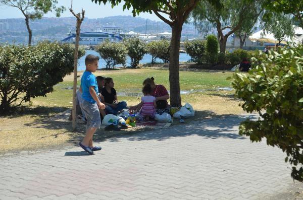 Yurt genelinde Kurban Bayram'ndan itibaren yazn en scak gnlerinin yaanmaya balayacan dile getiren Toros, yle devam etti:      "Eyyam- bahur scaklar bayram boyunca etkisini gsterecek. Bayramn ilk gn Akdeniz ve Ege blgelerinde 35 dereceyi aan scaklklar gzleniyor. Arap Yarmadas zerinde yer alan kuru ve scak alak basn merkezinin etkisiyle Gneydou Anadolu Blgesi'nde 40 dereceyi aan scaklklar beklenmekte."