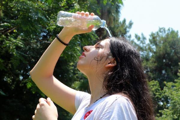 Bayramn ilk gnleri etkisini gsterecek eyyam- bahur gnlerinde yal, ocuk, hamile ve hastalarn scaktan olumsuz etkilenebileceklerini belirten Toros, "Eyyam- bahur scaklklarnda vatandalar gne arpmalarna kar dikkatli olsunlar.    Inlarn daha dik geldii saatlerde gnee daha az maruz kalsnlar. ok yorucu ilerle uraanlar daha dikkatli davranmallar. Bu gnlerde hepimiz daha ok su tketmeyi ihmal etmeyelim." ifadelerini kulland.