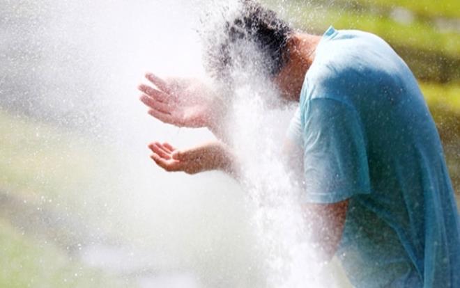 Prof. Dr. Hseyin Toros, eyyam- bahur scaklarnn Kurban Bayram boyunca etkisini gstereceini syledi. Eskilerin yaz mevsiminin en scak ve boucu gnlerini ifade etmek iin kulland eyyam- bahur, 31 Temmuz ile 7 Austos tarihleri arasna denk geliyor. Profesr saat konusunda da uyard.