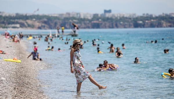 Toros, bayramn birinci ve ikinci gnnde Dou Karadeniz'de gk grltl ya beklenirken, blgede scaklklarnn 23-25 derece arasnda deieceini ifade ederek, bayramn 3 ve 4. gnlerinde batdan gelen oluk sistemi nedeniyle Marmara ve Ege'de scaklklarn birka derece derek 27-29 derece hissedilmesinin beklendiini anlatt.