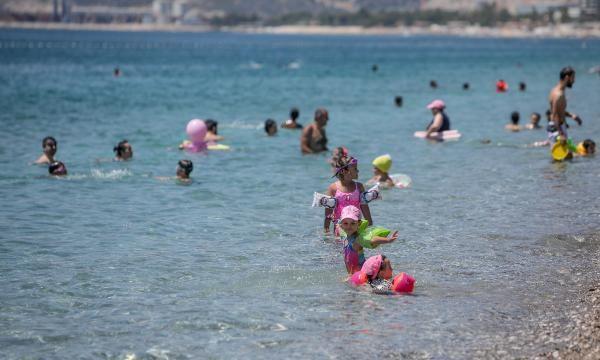 Akdeniz'de Toroslar ve evresinde gk grltl yalar grlmesiyle birlikte scaklklarda 1-2 derecelik d tahmin edildiini dile getiren Toros, kuzeyde yer alan souk sistem sebebiyle Dou Karadeniz kylarnda yerel saanak yalarn devam edeceini aktard.