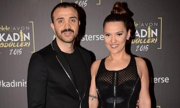 Akaln daha sonra, paylamn silerek "Arkada rica etti, Okan Bey'le koyduk. Ben ne bilirim ligde 22 takm? Olay yapmayn, bayram bugn. Hadi ptm" ifadelerini kulland.    Akaln ayrca, "Siyaset ve sanatlar kendi iini yapsn bir karmadnz futbol vard" diyen bir takipisine, "Kesinlikle. Sildim" eklinde cevap verdi.