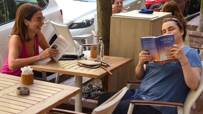 Esra Dermancolu ile Songl den nceki gn Nianta'ndaki bir kafede bulutu. kili kitap keyfi yaparken objektiflere takldb Esra Dermancolu evliliinde sorunlar yaayan yakn dostu Beren Saat ile ilgili sorulara cevap vermedi. 'Bana Beren'i sormayn. Hibir ey konumam. Ben Gzin Abla deilim" dedi. Daha sonra Michael Brown'un Varolu Sreci kitabyla poz verip kahkahalar att.