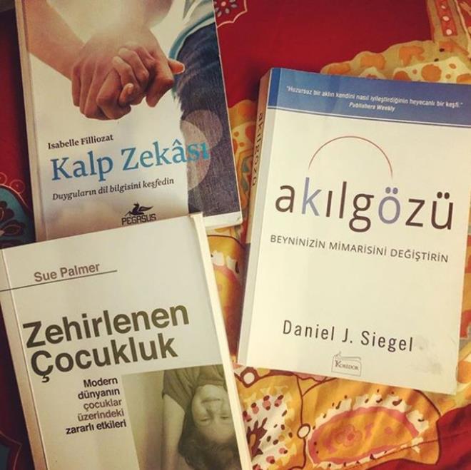 Ceyda Dvenci:   <br>  Tatilden dndmden beri ok garip gnler geiriyorum. Ac-tatl haberler ve srprizler, hayrete dren anlar, eitli insanlk dersleri ve daha bir sr ey... Bazen olur ya hem senin hem de dostlarnn zerinde kara bulutlar dolar ve telefon hep ac ac alar. te tam da yle oldu. Bu srete elbette desteimi aldm ve psikoloumla gerekten ok verimli seanslar yaptm itiraf etmeliyim. O kadar gzel akl ve kalp gzm at ki anda baaramasam da sonrasndaki srelerde sakinlemi bir ekilde her yaadm eye teekkr edip her eyi ve herkesi olduu gibi kabul edip hayata devam edebiliyorum. Ve her gnn sonunda evlatlarm ve kocamla ayn at altnda salkla ve huzurla yaayabildiim iin ok kr diyorum tekrar tekrar... diyeceim udur ki; hayat bu... acs ve tatlsyla her ey bizim iin. Kabul edip devam edebilmek bize bal. Neden bu yaz kitap fotoraflarnn altnda dersen!! Bu kitaplar bana ok iyi geliyor bu aralar. Yldm, yorulduum, hayal krkl yaadm, umudu kestiim, zldm, sinirlendiim zamanlar beni nce kocam kaldrr ayaa sonra ocuklarm sonra da kitaplarm... bu yzden sana da tavsiyem oku arkada... ne zaman kmaza girsen nce sevdiklerine sarl sonra kitaplarna... gelitike deitirebildiklerine, sevdike dntrebildiklerine inanamayacaksn... sevgiyle...