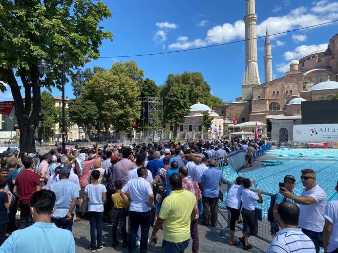 86 yl sonra ibadete alan Ayasofya Camii'ne ziyareti akn sryor.