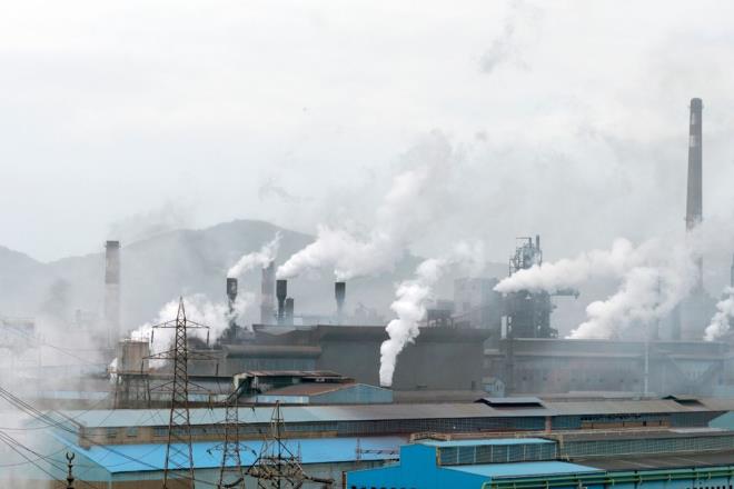 "BUGNDEN TBAREN HAREKETE GELMEL"    Jina, &#8220;Tropiklerde gerekten kt sonularn olacan ngryoruz. Dnyada genel geer tek bir koul yok. Ancak yoksul lkelerde yaayan insanlarn deien scaklklara adapte olmak iin imkanlar ok snrl. Varlkl lkeler eitli yatrmlarla kayb biraz daha hafifletebilir. zellikle savunmasz durumdaki lkeler bugnden balayarak iklim deiiklii iin harekete gemesi byk bir nem tayor&#8221; dedi.