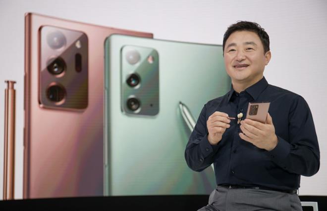 retkenlik ve verimlilik iin ok ynl tabletler<br>    Aklamaya gre; Galaxy Tab S7 ve S7+ ise bir bilgisayarn gcn, bir tabletin esnekliini ve bir akll telefonun balantsn bir araya getiren ok ynl tabletler olarak ne kyor. Daha az zamanda daha fazlasn yapmay salayan gl bir ilemci, gelitirilmi klavye deneyimi (klavye, klavyeli klf olarak ayr satlyor) ve Galaxy Note20 serisiyle benzer zelliklere sahip gelitirilmi bir S Pen sayesinde Galaxy Tab S7 ve S7+'da retkenlii PC dzeyinde deneyimlenebiliniyor.  <br>  Galaxy Tab S7 ve S7+, daha fazla elence iin 120 Hz yenileme hzna sahip bir ekrana da sahip. Bylece yksek znrlkl ierikten tam olarak yararlanlyor veya gelitirilmi oklu grev yetenekleriyle her ikisini de ayn anda yapma imkan tanyor. Galaxy Tab S7+, almak, oyun oynamak ve retmek iin daha fazla alan isteyen kullanclar iin ekstra geni 12.4 in Super AMOLED ekran ile geliyor.