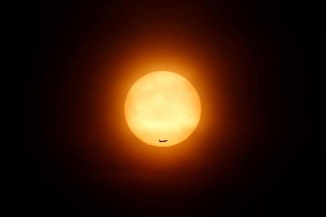 Juha Kallunki, Merja Tornikoski ve Irene Bjorklund'un Solar Physics'te yaynlanan almalarna gre, bu durumun neden gerekletiine dair henz bir aklama gelitirilebilmi deil.