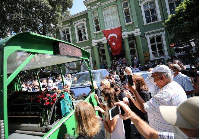 Burada yaplan trenin ardndan Asutay'n cenazesi, Kartaltepe Amine Hatun Camisi'nde ikindi vakti klnan cenaze namaznn ardndan Bakrky Mezarlnda topraa verildi.