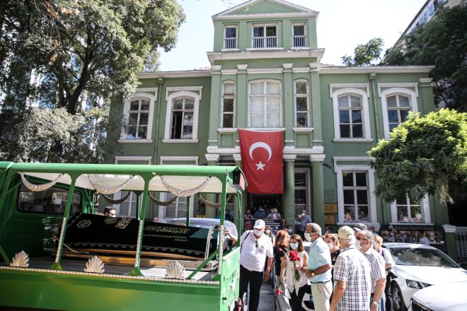 oklu organ yetmezlii nedeniyle tedavi grd hastanede 2 gn nce hayatn kaybeden Asutay iin kurucular arasnda yer ald Bakrkyl Sanatlar Derneinde (BASAD) tren dzenlendi.