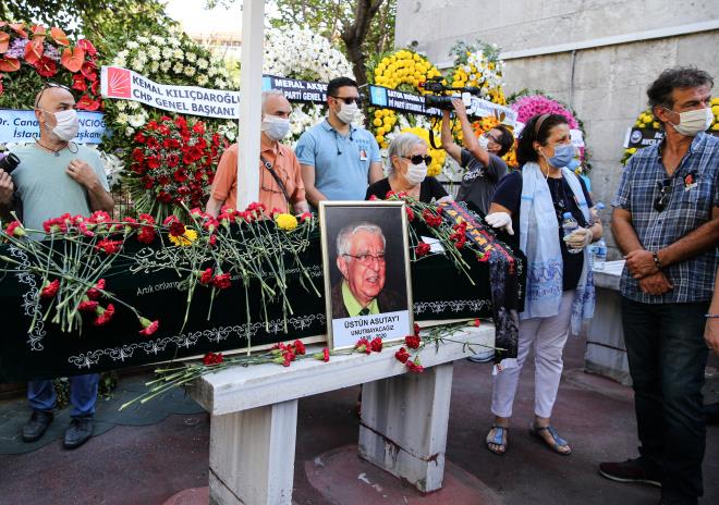 Tedavi grd hastanede 82 yanda hayatn kaybeden tiyatro, sinema ve dizi oyuncusu stn Asutay'n cenazesi, topraa verildi.