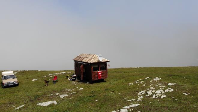 Trabzon&#8217;un Arakl ilesinde yaayan Adem Yldzbaolu, 7 yl nce ald minibs ilerinin younluu nedeniyle evinin yanna brakt. ehirleraras otobs ofrl yapt iin ald minibs unutan Yldzbaolu, tm dnyay etkisi altna alan Korona virs (Covid-19) nedeniyle seferlerin yaplmad srete einin de desteiyle minibs karavana evirmek iin kollar svad. 2,5 ay gibi ksa bir srede yaklak 150 bin TL harcayan Yldzbaolu, hayallerindeki karavana kavutu. D cephesini tamamen ahap kaplayan Yldzbaolu, karavann iini ayn bir ev gibi yapt. Yatak odas, mutfak, banyo ve tuvalet gibi blmlerin olduu karavan kendi el iiliiyle tamamlayan Yldzbaolu, trafie kamayan karavanyla artk yaylalarda geziyor. D grnts yresel mimariye uygun bir ekilde ahapla kaplanan yryen ev grenlerin olduka ilgisini ekiyor.