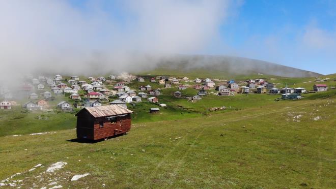 Trafie kmayan yryen evi ile birlikte dalarda gezdiini kaydeden Yldzbaolu, &#8220;erisinde bir evde ne varsa hepsi var. Mutfa, yatak odas, tuvalet ve banyosu var. 6 kiilik bir aile ok rahat bir ekilde kalabiliyor. Herey kendi tasarmm. Hibir yerden bir bilgi almadm. Akam oturdum, dndm, sabah baladm. stediimden daha gzel oldu. Su ve elektrik tesisatn bile kendim yaptm. Zaten trafie kamyor. Artk dalarda dolayorum&#8221; eklinde konutu.