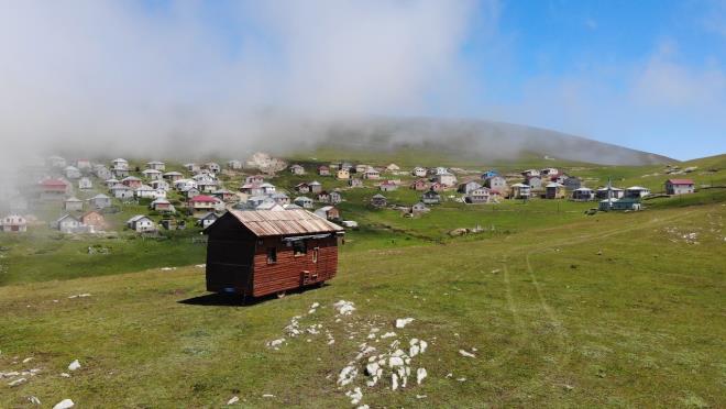 Trabzon&#8217;da otobs ofrl yapan Adem Yldzbaolu, Korona virs pandemisinde otobs seferlerin yaplmad srete 7 sene nce ald minibs ahap yayla evi grnml karavana evirdi. Yaklak 150 bin TL maliyetiyle dier karavanlardan farkl grntsyle ayn bir yayla evini andran arac grenler gzlerine inanamyor.