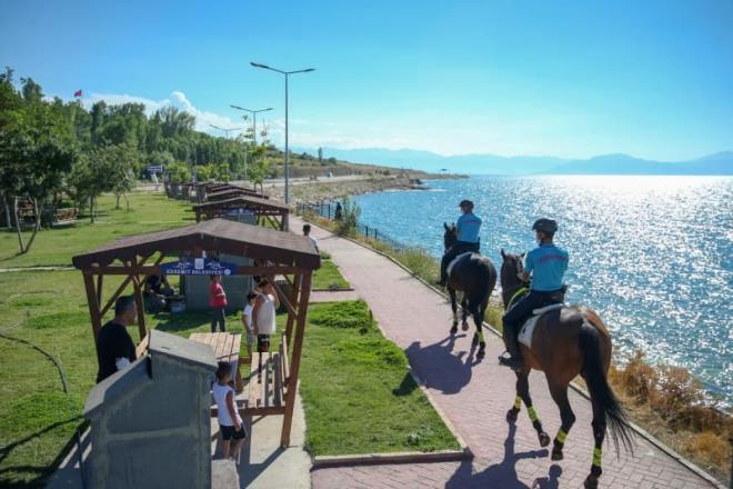 Timlerin blgede grev yapmasndan duyduu memnuniyeti dile getiren alar, "Erzurum'dan Van'a tatil yapmaya geldim. Atl birlikler sayesinde insanlar daha rahat gezebiliyor, tatillerini daha gvende yapabiliyor. Atl birlikle fotoraf ekenler oluyor. ok yerinde ve gzel bir uygulama olmu." diye konutu.
