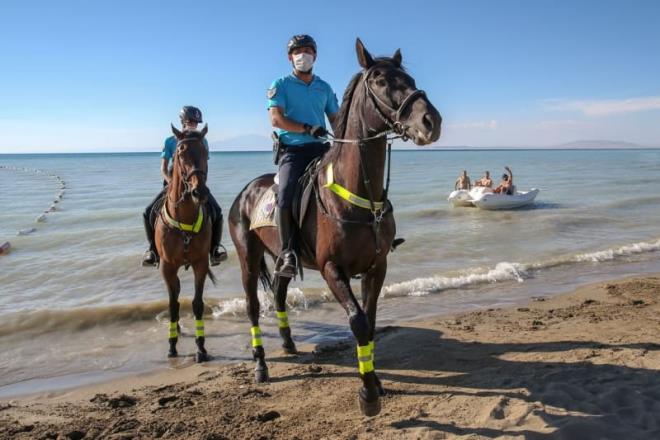 Vatandalardan aban alar, AA muhabirine, batdaki illerde de benzer bir uygulama grdn ve atl birliin Van Gl sahilinde olmasn ok anlaml bulduunu dile getirdi.