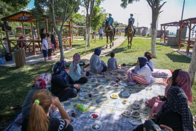 Atl birlik, havalarn snmasyla oluan younluun ardndan sahil band boyunca devriye gezerek blgenin gvenliini salamak iin grev yapyor.