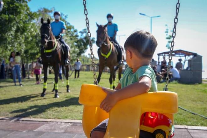 ran'dan Van'a tatil iin gelen Mercan Kerimi ise Van Gl sahilinde atl jandarma grnce ok ardn belirterek, "lk defa atl jandarma gryorum. ocuklarm da atlar ok seviyor. Atl birlikle fotoraf ektirdik. Bizim iin renkli gzel bir grnt oldu" dedi.