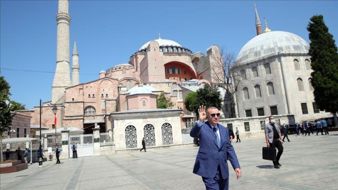 Trkiye Cumhurbakan Recep Tayyip Erdoan, cuma namazn Ayasofya-i Kebir Cami-i erifi'nde kld. Cumhurbakan Erdoan, namazn ardndan gazetecilere aklamalarda bulunduktan sonra vatandalara seslendi.