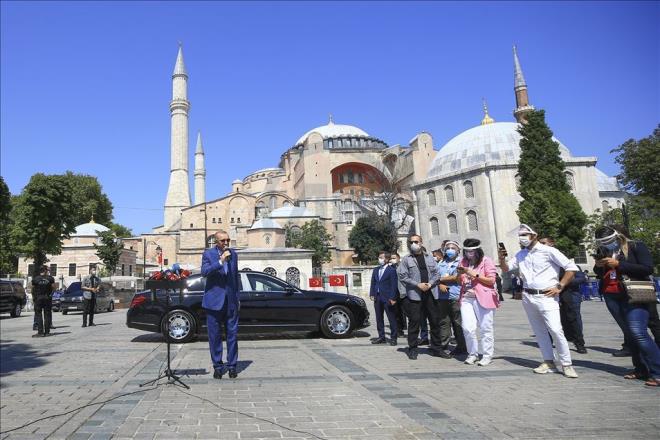 Erdoan, Ayasofya-i Kebir Cami-i erifi'nde kld cuma namaz sonras gazetecilerin sorularn yantlad, gndeme ilikin deerlendirmelerde bulundu.     Yunanistan ile Msr arasnda imzalanan anlamann hatrlatlmas zerine Erdoan, "Yunanistanla'la Msr arasnda yaplan bu anlamann hibir kymetiharbiyesi yok. Niye yok? imdi bir defa buralara baktmz zaman zellikle Yunanistan'n, Libya'yla ilgili olarak buradaki kyda olma konusunda bir alakas var m, ne ii var orada? Msr'n ayn ekilde bir alakas var m? Yok. Biz Libya'yla byle bir anlamay yaptktan sonra bunlarn hepsi bu iin zerine atladlar. Tabii imdi bize oralardan gelen bilgiler de yani 'Biz bunu size kar yapm deiliz, burada bir yanl anlalma olmasn.' gibi bu tr bilgileri de bize yanstyorlar. Olsa da olmasa da biz u anda Libya'yla yapm olduumuz anlamay kararllkla srdryoruz, srdreceiz." diye konutu.