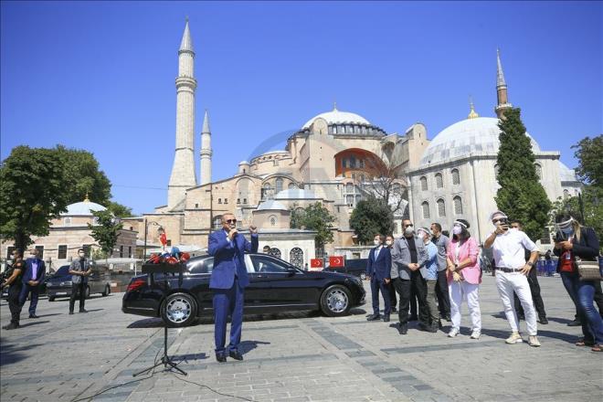 Dileri Bakan Mevlt avuolu'nun, Malta Dileri Bakan Evarist Bartolo ve Libya Ulusal Mutabakat Hkmeti (UMH) Dileri Bakan Muhammed et-Tahir Seyyale ile geni kapsaml grmeler yaptn anmsatan Erdoan, yle devam etti:     "Bu grmelerimiz de kararl bir ekilde devam ediyor. Bizler burada zellikle deniz yetki alanlarnda hi hakk, hukuku olmayanlarla buralar grmeye bile gerek duymuyoruz. anslye Merkel, benden ricada bulundu. 'te buradaki sondaj almalarn durdurursanz benim iimi kolaylatrrsnz.' dedi. Ben de anslye Merkel'e, 'Eer siz Yunanistan'a gveniyorsanz dierlerine gveniyorsunuz biz yle 3-4 haftalna bu sondaj almalarna ara veririz ama ben bunlara gvenmiyorum. Greceksiniz bunlar sznde durmayacaklar.' Nitekim yle de oldu. Biz bu arada da Yunanistan'dan onlarn kendi gerek Dileri Bakan gerekse danmanlar, benim danmanm, Dileri Bakanm Almanya-Yunanistan-Trkiye arasnda l grmeler balattlar. Bu szde de durmaynca, imdi ne olacak? imde de biz hemen sondaj almalarna yeniden baladk ve bu noktada Barbaros Hayrettin'i de yine grevine gnderdik. Szlerinde durmuyorlar ve ayn durumu da tabii Sayn Merkel'e dedik ki, bak sznde durmadlar, biz de imdi yolumuza devam ediyoruz."