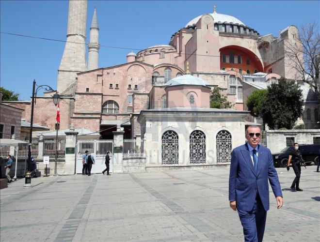 - "2019'da toplam milli gelirimiz 754 milyar dolara kt"  <br>  Erdoan, dn stanbul'da toplanan ekonomi zirvesinin sorulmas zerine, "Dnyada u anda ekonomik gelimeleri yle bir gzden geirecek olursanz bata Amerika olmak zere Rusya, Avrupa, btn buralara baktmz zaman ekonomide koronavirs seyrinden sonra ok ciddi zikzaklarn olduunu grrsnz. Burada tm samimiyetimle ben ierdeki dmanlar zaten gndeme getirmek istemiyorum, bize zaten dardakiler yetiyor ama ierdekiler de onlara gayet gzel pompalama grevi ifa ediyorlar. Burada ok ak, samimi bir ey sylyorum. Biz 2002 Kasm'nda greve geldik. Greve geldiimiz zaman toplam milli gelirimiz 236 milyar dolard fakat 2019'da toplam milli gelirimiz 754 milyar dolara kt. Bakn nereden nereye. Ayn ekilde fert ba milli gelir o zaman 3 bin 581 dolard ve bu rakam 2019'da 9 bin 127 dolara kt." deerlendirmesinde bulundu.