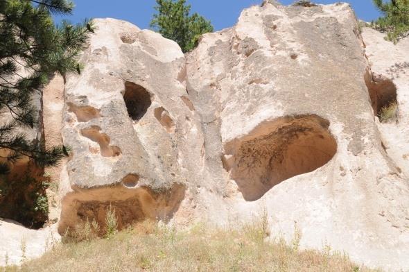 Tarihi maaralar Eskiehir'in Demirli Mahallesinde bulunan Trkmen Da eteklerinde bulunuyor. Ormanlk alanda yllarca gizli kalan bu maaralar, yrtc kular ve birka kii haricinde pek bilinmiyor.