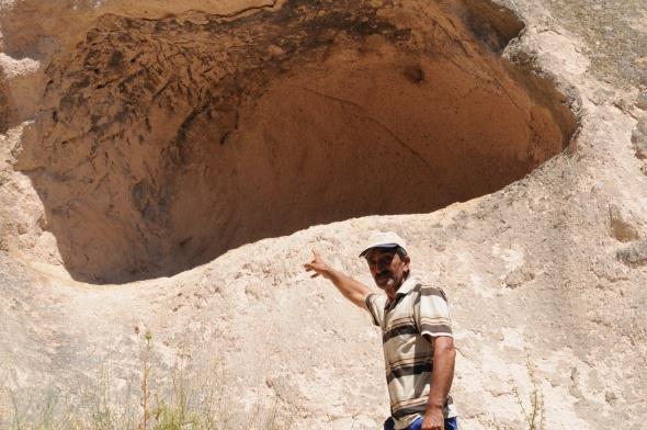 55 yandaki ztrk, "Milattan nce burada yaayan Frigler tarmla uramlar, bu maaralarda yaamlar. Vahi hayvanlardan korunmak iin de maaralar kullanmlar.