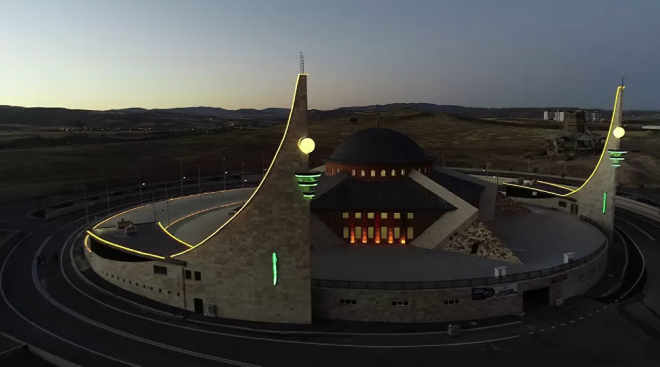 Mimarisi muhteem  <br>    Mimarisiyle dikkat eken cami 7 bin metrekarelik alana ina edildi. Caminin yldz eklindeki kapal blm 3.500 kiinin, hilal eklindeki avlu blm ise 5.000 kiinin namaz klmasn salyor.