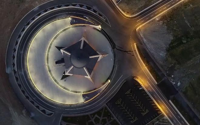 Sivas&#8217;ta 2017 ylnda yapmna balanan Ay-Yldz Cami Trkiye&#8217;de ilk ay yldz grnml cami olma zellii tayor. Ramazan Bayram&#8217;nda almas beklenen Ay-Yldz caminin salgn nedeniyle al ertelenmiti.