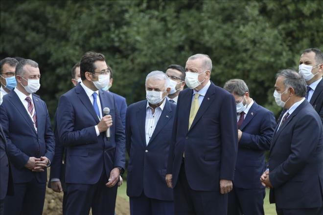 Trkiye Cumhurbakan Recep Tayyip Erdoan (sa 3), Gebze Tbitak yerlekesinde gelitirilen Hidromek Hicon 7W elektrikli yerli ekskavatr inceleyerek yetkililerden bilgi ald.