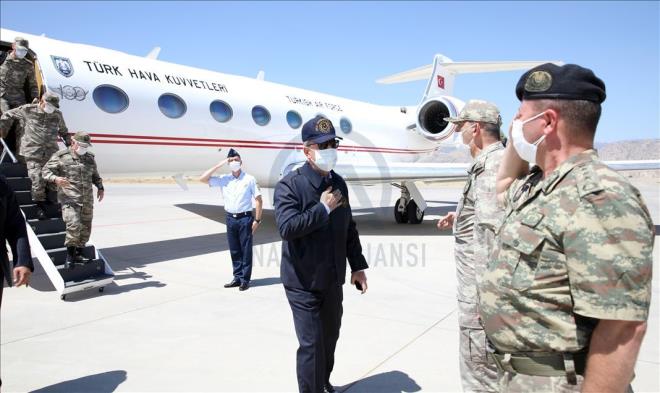 Milli Savunma Bakan Hulusi Akar, beraberinde Genelkurmay Bakan Orgeneral Yaar Gler ve Kara Kuvvetleri Komutan Orgeneral mit Dndar ile Irak snr hattndaki birliklerde denetleme ve incelemelerde bulundu. Akar ve beraberindeki Komutanlar, rnak erafettin Eli Havaliman'nda 2. Ordu Komutan Korgeneral Sinan Yayla ve dier yetkililer karlad.