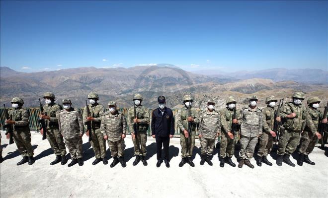 Milli Savunma Bakan Hulusi Akar, beraberinde Genelkurmay Bakan Orgeneral Yaar Gler ve Kara Kuvvetleri Komutan Orgeneral mit Dndar ile Irak snr hattndaki birliklerde denetleme ve incelemelerde bulundu.