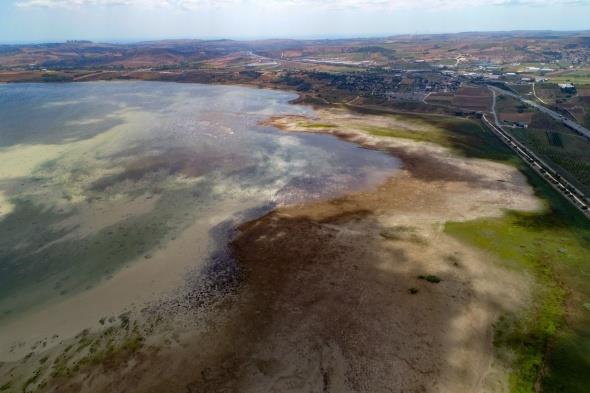 &#8220;Bu gl nceden daha doluydu scaklardan baya ieri ekildi&#8221; Sularn ekilme nedenini iklim deiikliine balayan Bayram Dere, &#8220;Daha nceden de geliyordum buraya. Aslnda bu gl nceden daha doluydu. Scaklardan baya ieri ekildi. len balklar bile oldu. Hatta hepsi karada kald. Bence iklim deiikliinden dolay bu hale geldi&#8221; diye konutu.