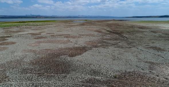 Yzlerce metre sularn ekildii alan havadan grntlendi. ekilen grntlerde kurakln boyutu gzler nne serilirken bir zamanlar sular altnda kalan Bykekmece Viyad'nn ayaklar da ortaya kt.