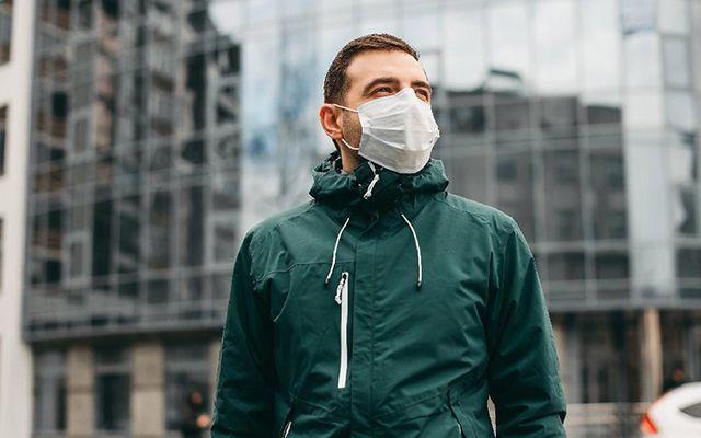 Doru maske kullanmnn hastalktan korunmada ok etkili olduunu belirten Ergney, "Baz vatandalarmz az ve burnu tam manasyla kapatarak kullanlmas gereken maskeleri ene altna, antalarna, salarnn stne ya da aksesuar gibi el bileklerine dolayabiliyorlar.