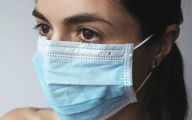 Vatandalarmz bu konuya ok dikkat etmeliler.      Scak havalarn da etkisiyle maskenin burun ksmn gevetmek hatal bir davran.