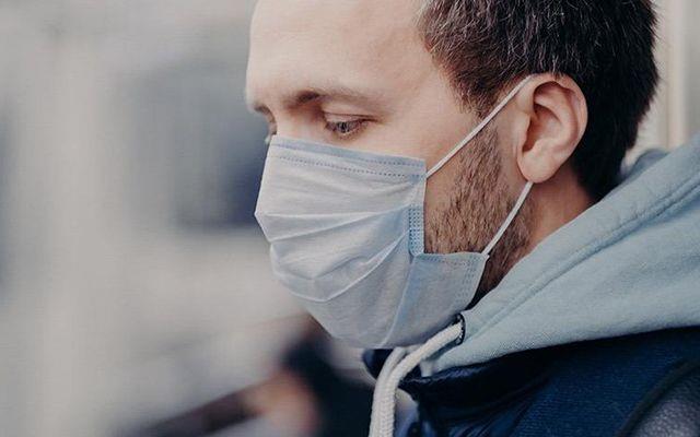 "Maskelerimizi nemlenince hemen deitirmeliyiz. Maskeleri iplerinden tutarak karp takmalyz.       Gnlk olarak kullandmz maskelerimizi ceplerimize koymamal, uygun p kutularna atmalyz.      Maske takmann yannda temizlik ve sosyal mesafe kurallarna da istisnasz ekilde uymamz gerekiyor.       Bu ekilde koronavirs hastalndan korunabiliriz. Hibir virs alacamz tedbirlerden kuvvetli deildir."