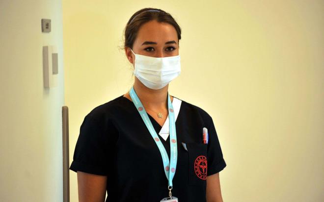 Hemire arkadalarnn destei ve grd tedaviyle sal normale dnd. Ancak hala testi pozitif sonu verdii iin 17 gn boyunca evde karantina altnda kald. Koronavirse kar 30 gn mcadele veren hemire eki, iyilemesinin ardndan grevine geri dnd.