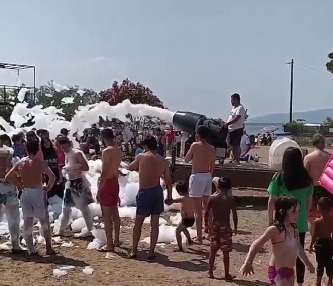 "Bu sreci bitirdikten sonra byle elenmeliyiz, u anda deil"<br>    Hemire eki son szlerinde, Bursa&#8217;da sosyal mesafe ve hijyen kurallarnn unutulduu sahil, cadde, meydan ve dn grntleri ile ilgili "Korkun, gerekten ok zlyorum. nsanlarn biraz daha bilinli ve farknda olmasn istiyorum. Bu sre ok uzad ve muhtemelen daha da uzayacak gibi. O kadar tedirgin artlarda mesleimizi icra etmeye alyoruz ki bazen birbirimizden bile korkuyoruz. Bu sreci bitirdikten sonra hep birlikte byle elenmeliyiz. Ama u anda deil. Bu grnty ilk defa gryorum, keke grmeseydim. ok korkun ve zc grntler&#8221; ifadelerini kulland.