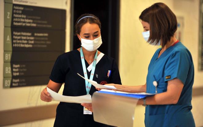 "aresiz ve gsz hissettim... Hi kimsenin bunu yaamamas..."  <br>  eki, "27 yandaym ve kronik bir rahatszlm yok. Sigara da kullanmyorum. Ama ciddi solunum skntm oldu. Kendimi ok aresiz ve gsz hissettim. nsan en ok yoran da bu sreci yalnz bana geirmek zorunda kalmasyd. Meslektalarm tabi hepsi zveriyle elinden geleni yapt ve alt. Bana ok destek oldular. Ama bir odann ierisinde yalnz banza mcadele vermek zorunda kalyorsunuz. nsan ok gsz klyor. Hi kimsenin bunu yaamamas gerektiini dnyorum&#8221;cmlelerini kulland.