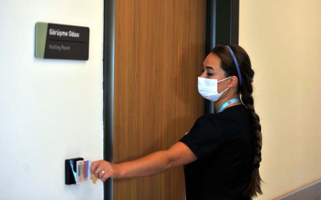 "O yalnzl daha fazla hissedenlerden oldum"<br>    Gen hemire szlerine "Sadece camdan grebildim onu, yzn bile net seemedim. 1 ay boyunca camdan grebildik. nsan, aslnda gsz hissettii zamanlarda g almak iin sarlmaya ihtiya duyuyor. Deil sarlmak biz yan yana ve 1 metrelik mesafeye dahi gelemedik. Evde de sre ayn ekilde devam etti. Hastalk srecim Ramazan Bayram&#8217;na da denk gelmiti. Yalnzdm ama ben o yalnzl daha fazla hissedenlerden oldum. Grntl konuarak bayramlatk. Ama ben solunum sknts yayordum ve konumalarm hep yarda kald." diyerek devam etti.