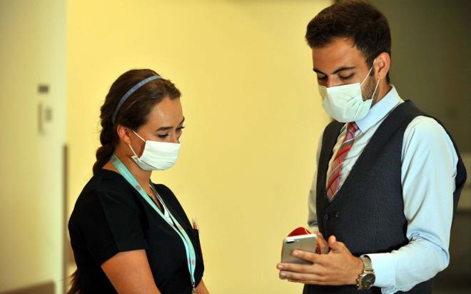 "Eimle ilk nce odalarmz sonra evimizi ayrmak zorunda kaldk"  <br>  eki, "O gece itibariyle eimle ilk nce odalarmz daha sonra evimizi ayrmak zorunda kaldk. Eimin kalp rahatszl var. lk pozitif ktmda en ok korktuum yine eime bir ey tamakt. ok kr ona bula olmadan bu sreci geirdik ama 1 ay ayr kalmak zorunda kaldk" ifadelerini kulland.